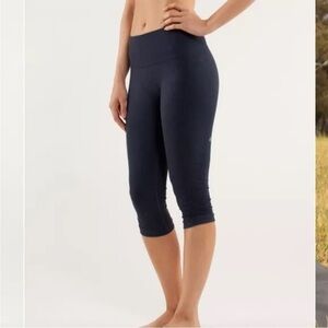 Lululemon Sz 4 In The Flow Crop II Compression Capris Black